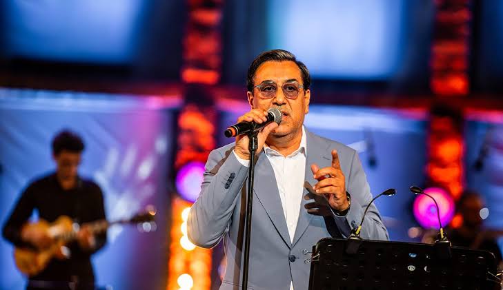 Ghazi Ayadi interprétant « Habbit Zamani » sur scène au Festival International de Hammamet 2025