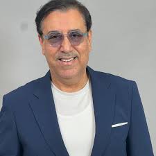 Ghazi Ayadi en veste bleue, portrait du compositeur et oudiste tunisien